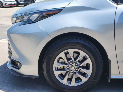 Used 2025 Toyota Sienna XLE FWD image 7