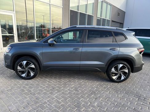 Certified 2025 Volkswagen Taos SE image 3