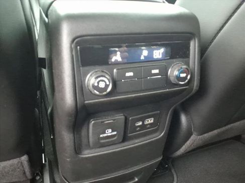 Used 2023 GMC Acadia SLT image 17