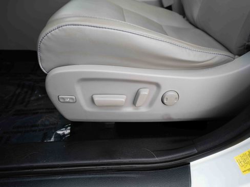 Used 2018 Toyota Highlander XLE image 12