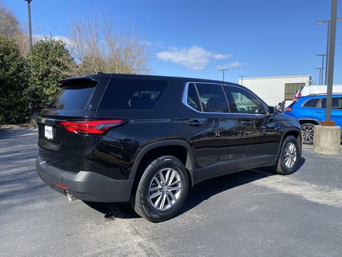 Used 2023 Chevrolet Traverse LS image 9