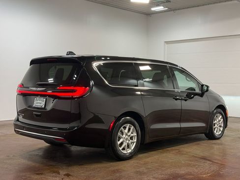 Used 2024 Chrysler Pacifica Touring-L image 23