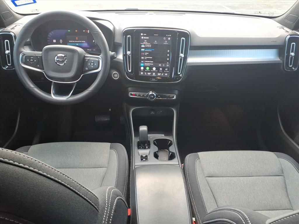 Used 2023 Volvo XC40 B4 Core w/ Convenience Package FWD image 23