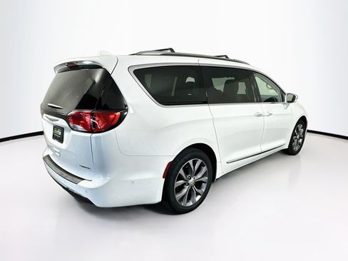 Used 2020 Chrysler Pacifica Limited w/ Tire & Wheel Group FWD image 9