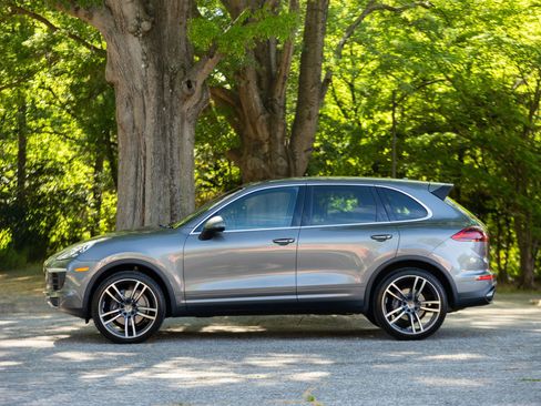 Used 2016 Porsche Cayenne w/ Premium Package image 11