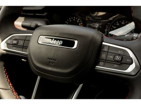 Used 2025 Jeep Compass Trailhawk image 30