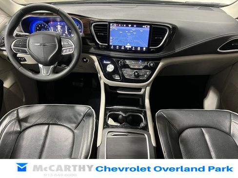 Used 2023 Chrysler Pacifica Limited image 31