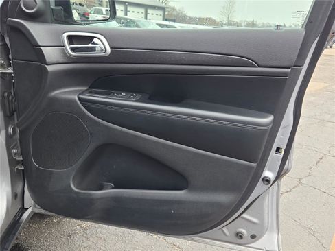 Used 2018 Jeep Grand Cherokee Laredo AWD/4WD image 6