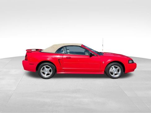 Used 2003 Ford Mustang Convertible RWD image 2