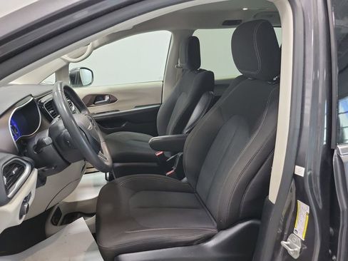 Used 2023 Chrysler Voyager LX image 2