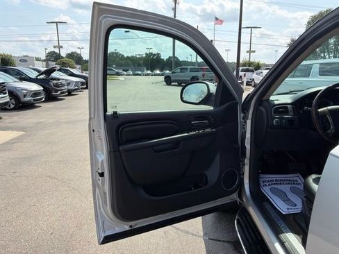 Used 2014 GMC Yukon XL Denali AWD/4WD image 12