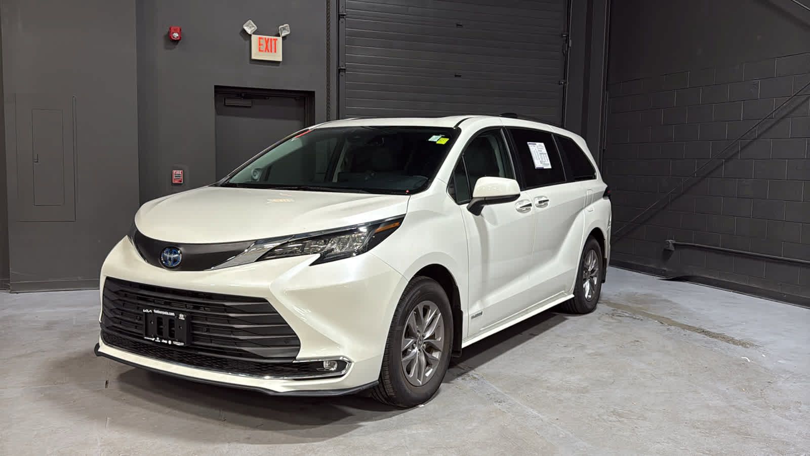 Used 2021 Toyota Sienna XLE w/ XLE Plus Package AWD/4WD image 3