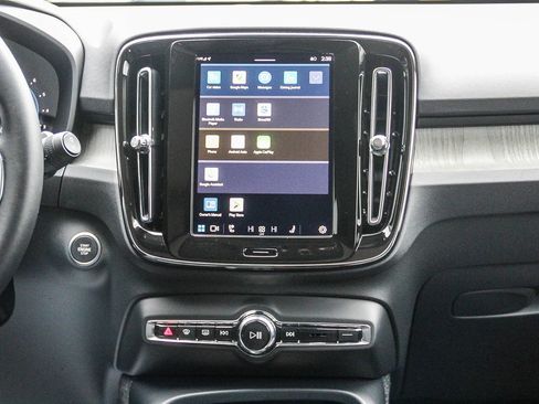 Used 2025 Volvo XC40 B5 Core image 16