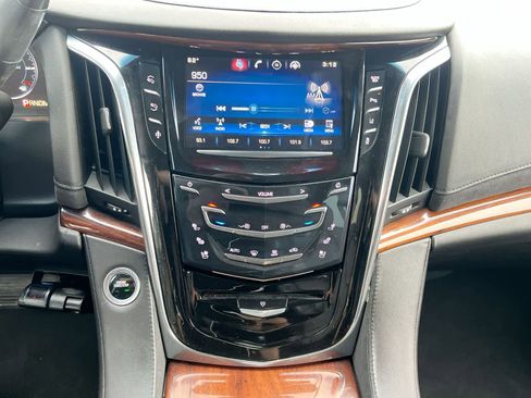 Used 2015 Cadillac Escalade Luxury AWD/4WD image 26