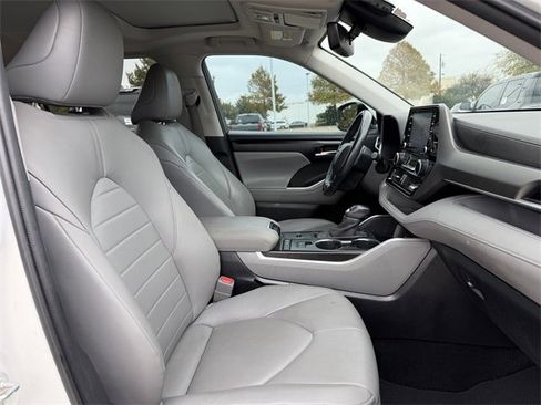 Used 2020 Toyota Highlander XLE image 30