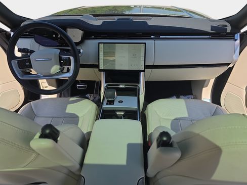 Used 2025 Land Rover Range Rover Long Wheelbase SE image 9