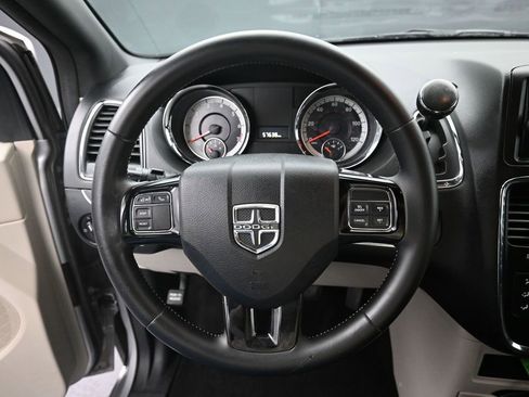 Used 2016 Dodge Grand Caravan SE FWD image 16