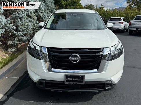 Used 2025 Nissan Pathfinder SV image 2