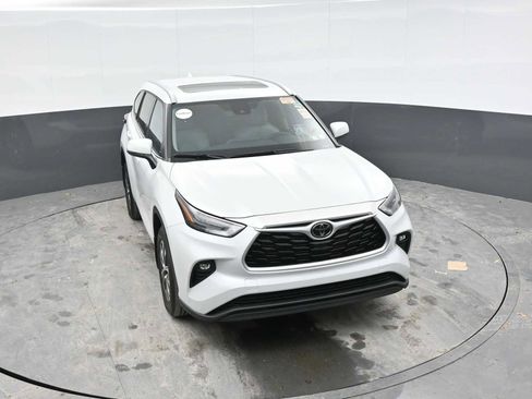 Used 2022 Toyota Highlander XLE AWD/4WD image 17