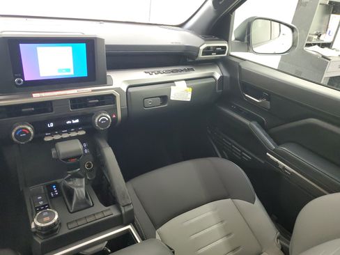 Used 2025 Toyota Tacoma TRD Sport AWD/4WD image 15