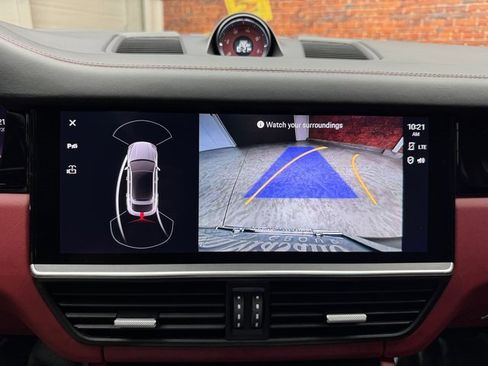 Used 2022 Porsche Cayenne Platinum Edition image 24