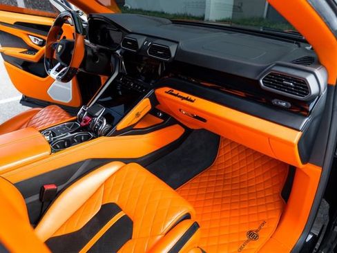 Used 2022 Lamborghini Urus AWD/4WD image 32