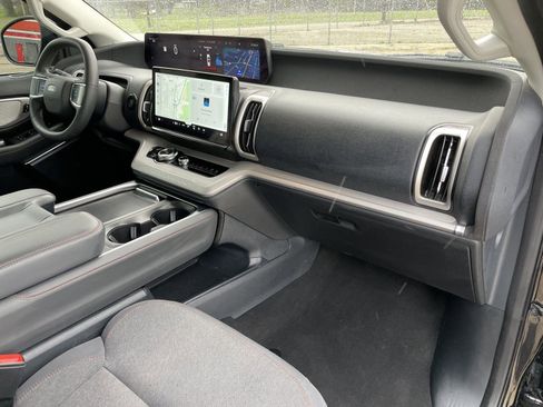 Used 2025 Ford Expedition Active image 48