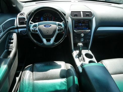 Used 2014 Ford Explorer XLT w/ Equipment Group 202A AWD/4WD image 14