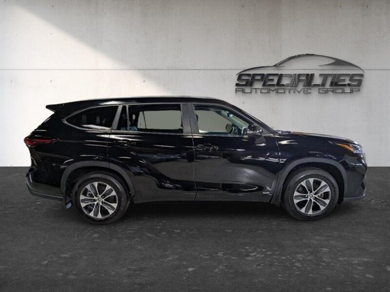 Used 2025 Toyota Highlander XLE AWD/4WD image 11