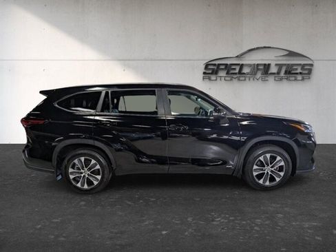 Used 2025 Toyota Highlander XLE AWD/4WD image 11