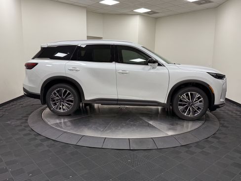 Certified 2027 INFINITI QX60 Luxe w/ Family Package FWD image 8