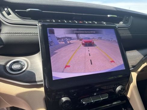 Used 2025 Jeep Grand Cherokee Limited w/ Black Appearance Package image 24