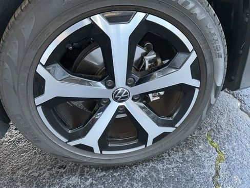 Certified 2025 Volkswagen Tiguan SE image 37