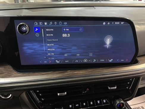 Used 2025 Chevrolet Suburban Z71 image 19