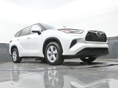 Used 2022 Toyota Highlander L FWD image 25