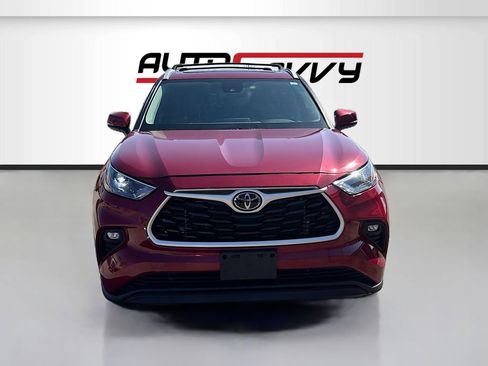 Used 2022 Toyota Highlander XLE AWD/4WD image 2