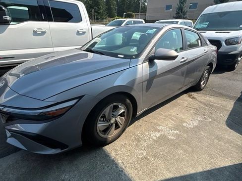 Used 2025 Hyundai Elantra SE FWD image 2