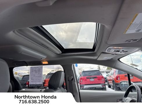 Used 2024 Toyota Sienna Limited image 17