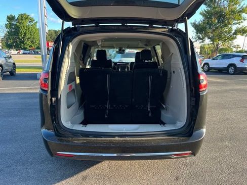 Used 2022 Chrysler Pacifica Touring-L FWD image 35