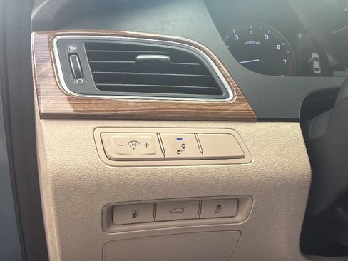 Used 2015 Hyundai Sonata Limited w/ Option Group 05 FWD image 16