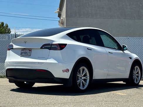 Used 2022 Tesla Model Y Long Range AWD/4WD image 3