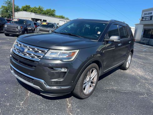 Used 2018 Ford Explorer Limited w/ Equipment Group 301A FWD image 2