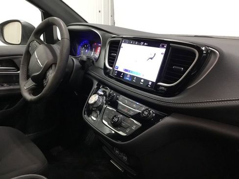 Used 2023 Chrysler Pacifica Touring image 21