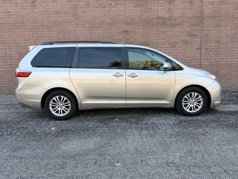 Used 2015 Toyota Sienna XLE Premium image 6