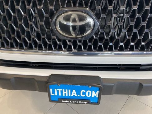 Used 2018 Toyota Tacoma TRD Off-Road w/ Technology Package AWD/4WD image 10