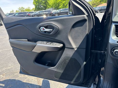 Used 2019 Jeep Cherokee Latitude Plus w/ Cold Weather Group FWD image 16