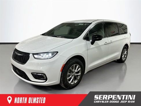 New 2026 Chrysler Pacifica Select image 1