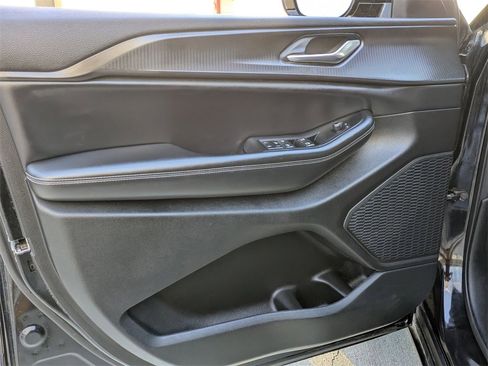 Used 2023 Jeep Grand Cherokee Altitude image 11