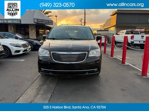 Used 2016 Chrysler Town & Country Touring w/ Driver Convenience Group image 2