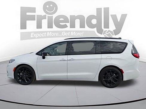 Used 2025 Chrysler Pacifica Limited FWD image 8